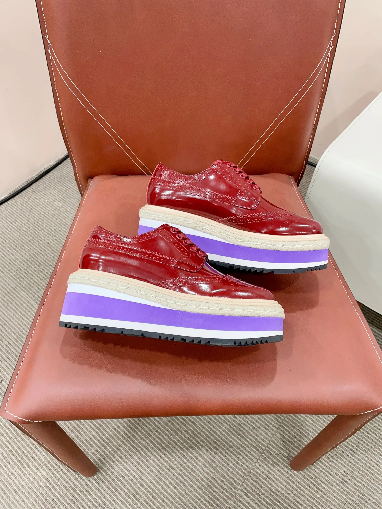 👟👟Ex-factory price 620👟👟 prada fw25 new arrival~ Prada 2025 spring and summer catwalk style｜New platform platform shoes Fashion is a reincarnation P platform shoes have become popular after many years! The classic ten thousand year model #laces, punching, carvings, full of retro British style 💯 The foam material platform thick bottom has a height-increasing effect, which is great news for petite girls! Fabric: Original custom-made imported open-edge beads, sheepskin lining. Sole: Original open-molded Tpu ultra-light foam outsole. Sole thickness: 6CM. The ultimate height increase~ 𝙎𝙞𝙯𝙚: 35-40 (customized for 40 women). Extremely cost-effective ex-factory price, no negotiation for bulk orders.